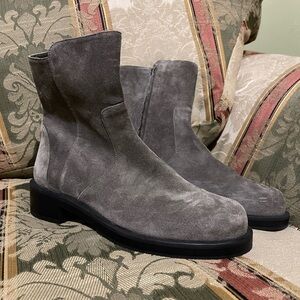Stuart Weitzman 5050 Bold Zip Bootie. Size 6B Women 
N19-03